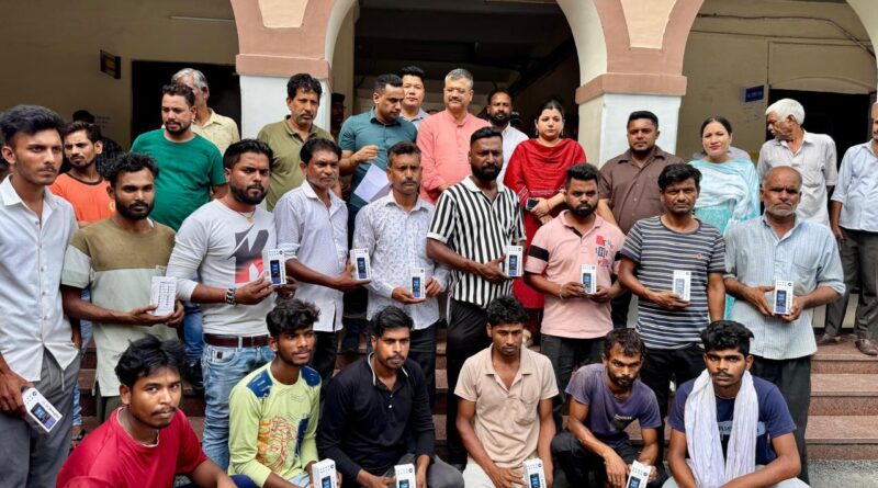 मेयर सौरभ थपलियाल व नगर आयुक्त नमामि बंसल ने नगर निगम देहरादून के डोर-टू-डोर कूड़ा कलेक्शन वाहनों के चालकों को बांटे मोबाइल फोन