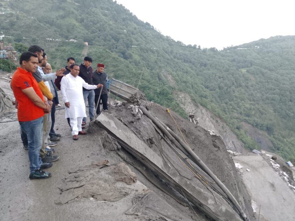 उच्च शिक्षा मंत्री डॉ धन सिंह रावत ने लिया  भूस्खलन प्रभावित बलियानाला क्षेत्र में  ट्रीटमेंट कार्य का  जायजा , वक्त पर काम पूरा करने का निर्देश