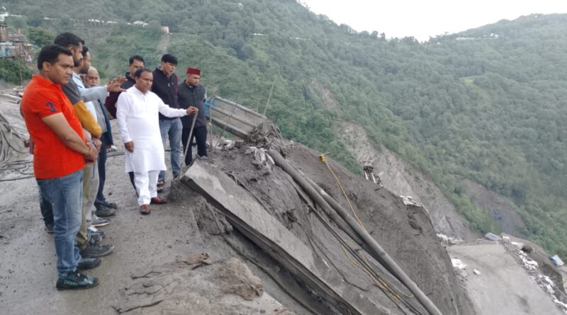 उच्च शिक्षा मंत्री डॉ धन सिंह रावत ने लिया  भूस्खलन प्रभावित बलियानाला क्षेत्र में  ट्रीटमेंट कार्य का  जायजा , वक्त पर काम पूरा करने का निर्देश