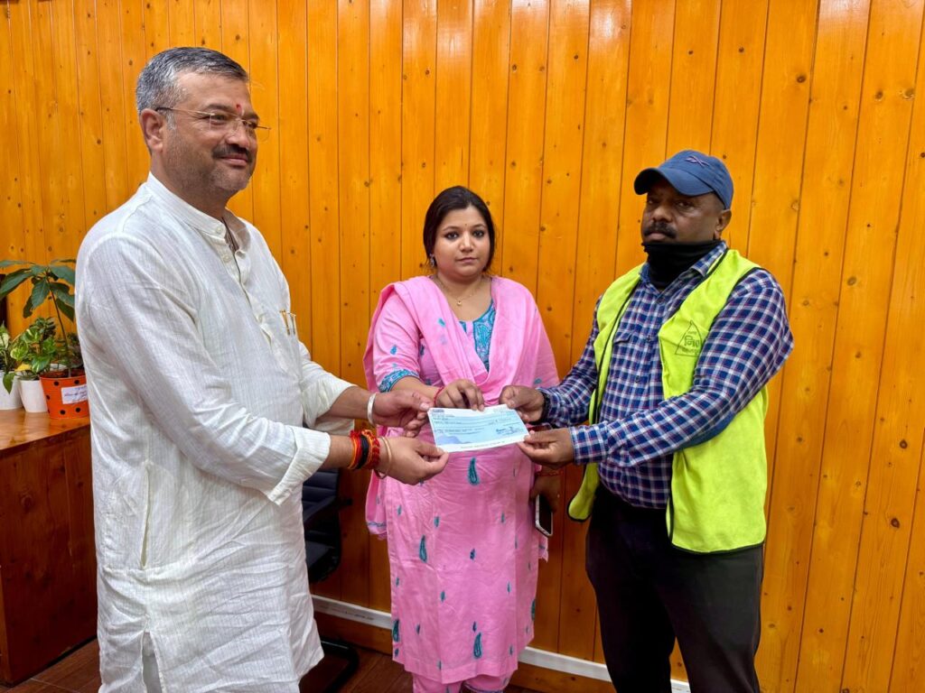 अटल निर्मल नगर पुरस्कार योजना के तहत महापौर व नगर आयुक्त के हाथों मई माह के उत्कृष्ट सफाई कर्मचारियों को मिला सम्मान