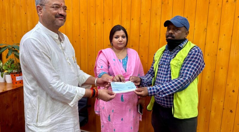 अटल निर्मल नगर पुरस्कार योजना के तहत महापौर व नगर आयुक्त के हाथों मई माह के उत्कृष्ट सफाई कर्मचारियों को मिला सम्मान