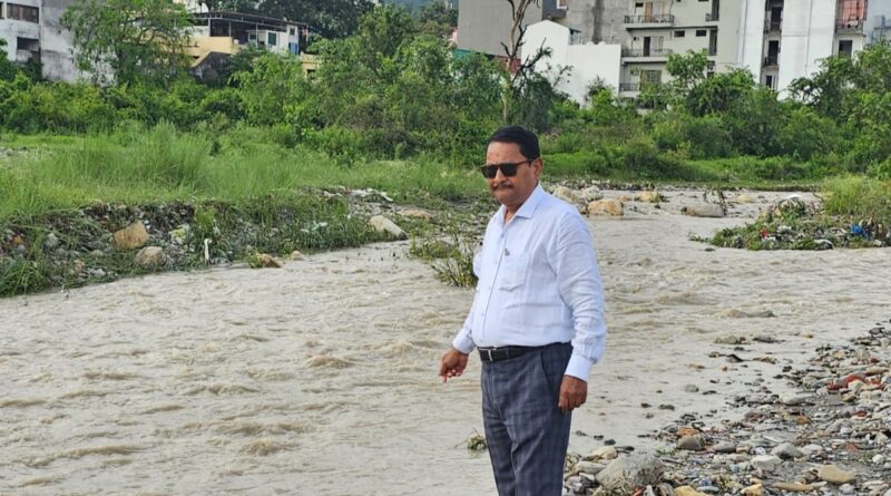 भारी बारिश को देखते हुए एमडीडीए अधिकारियों  ने की नदी किनारे निर्मित भवनों की जांच