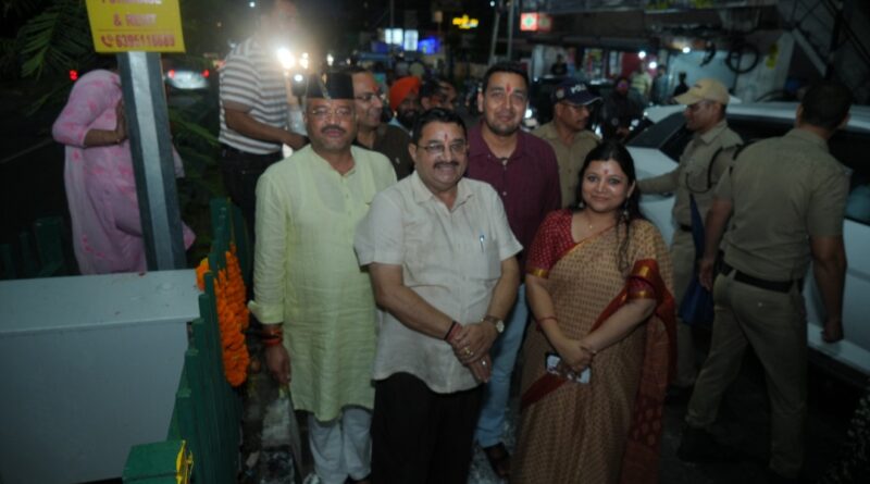 मेयर सौरभ थपलियाल, विधायक उमेश शर्मा और नगर आयुक्त नमामि बंसल ने किया सहस्त्रधारा  रोड पर लगाई गई स्ट्रीट लाइट्स का  उद्घाटन