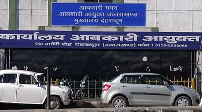 देहरादून में शराब की दुकानों की शिफ्टिंग को लेकर ढिलाई, झूठे तथ्य और अधिकारियों को गुमराह करने के चलते जिला आबकारी अधिकारी केपी सिंह मुख्यालय से अटैच, DM व EC ने की सस्पेंशन की संस्तुति , विभाग में मची खलबली