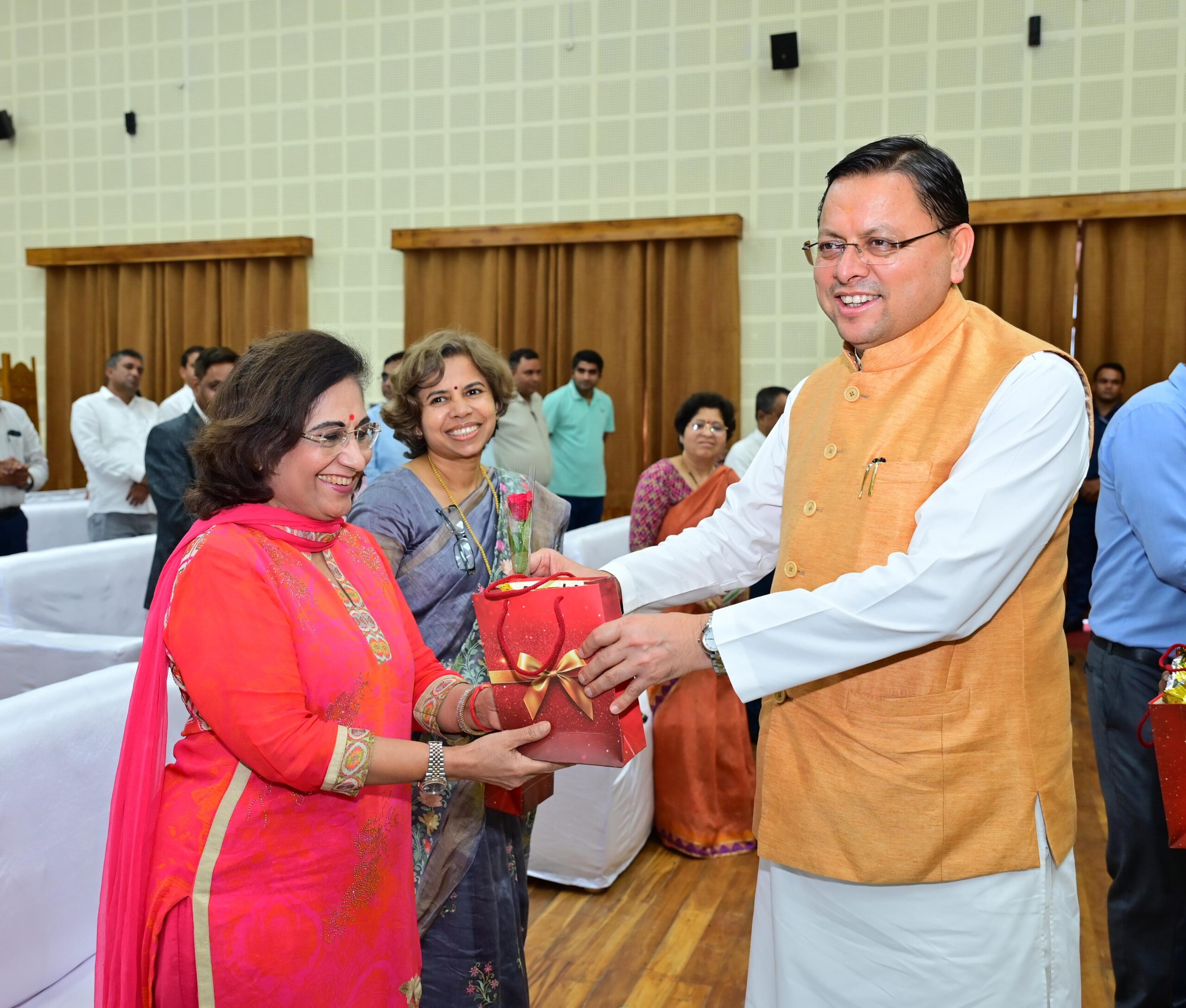 नेशनल डॉक्टर्स डे पर सीएम धामी ने चिकित्सकों को किया सम्मानित: कहा – सस्ती दरों पर चिकित्सा उपलब्ध कराना सरकार की प्राथमिकता