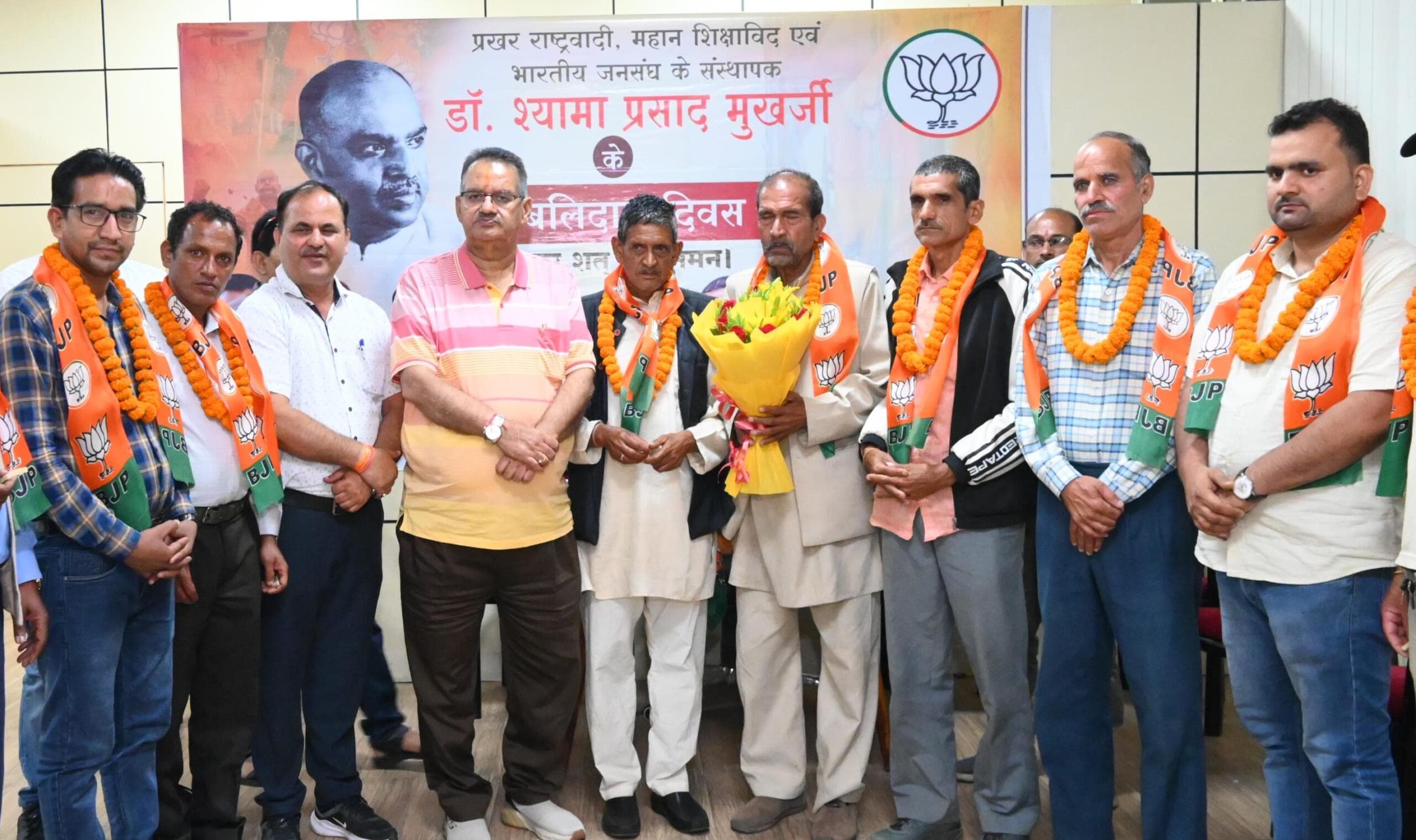 कांग्रेस छोड़ भाजपा में शामिल हुए दर्जनभर से अधिक लोग, कैबिनेट मंत्री जोशी ने सदस्यता कराई ग्रहण