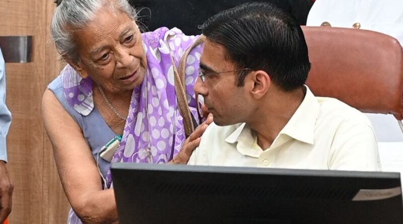 माता-पिता का तिरस्कार पड़ा नाफरमान बेटे को भारी -बुजुर्ग माता-पिता से गिफ्ट में बंग्ला लेकर घर से निकाला, शिकायत आने पर  डीएम ने गिफ्ट डीड को एक ही झटके में किया खारिज