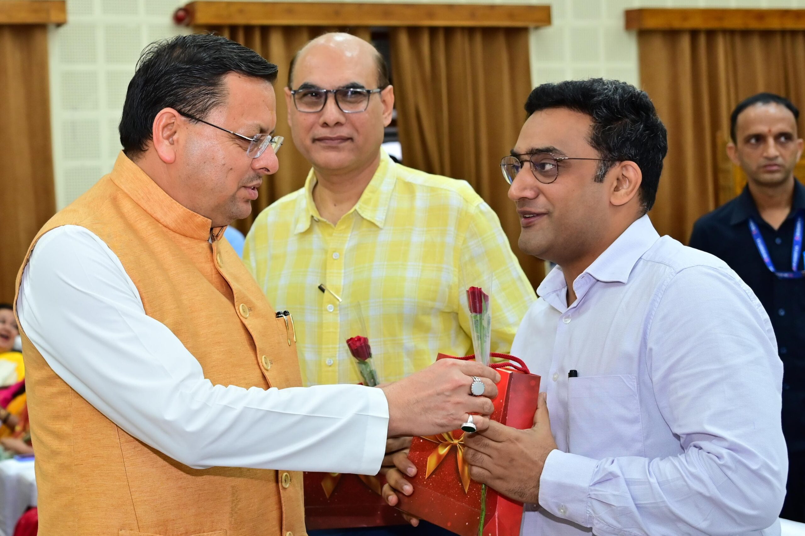 श्री महंत इन्दरेश अस्पताल के वरिष्ठ काॅर्डियोलाॅजिस्ट डाॅ साहिल महाजन को मुख्यमंत्री धामी के हाथों मिला सम्मान