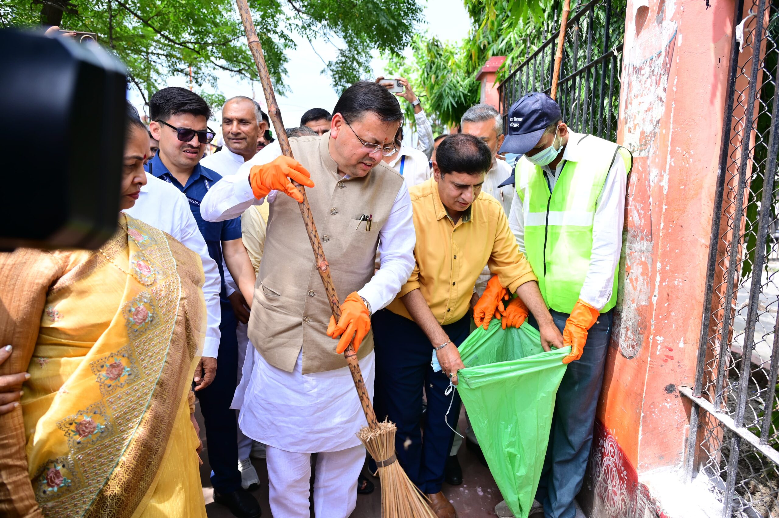 सीएम पुष्कर धामी ने गंगा घाट पर झाड़ू लगाकर की सफाई, जनमानस को दिया स्वच्छता का संदेश