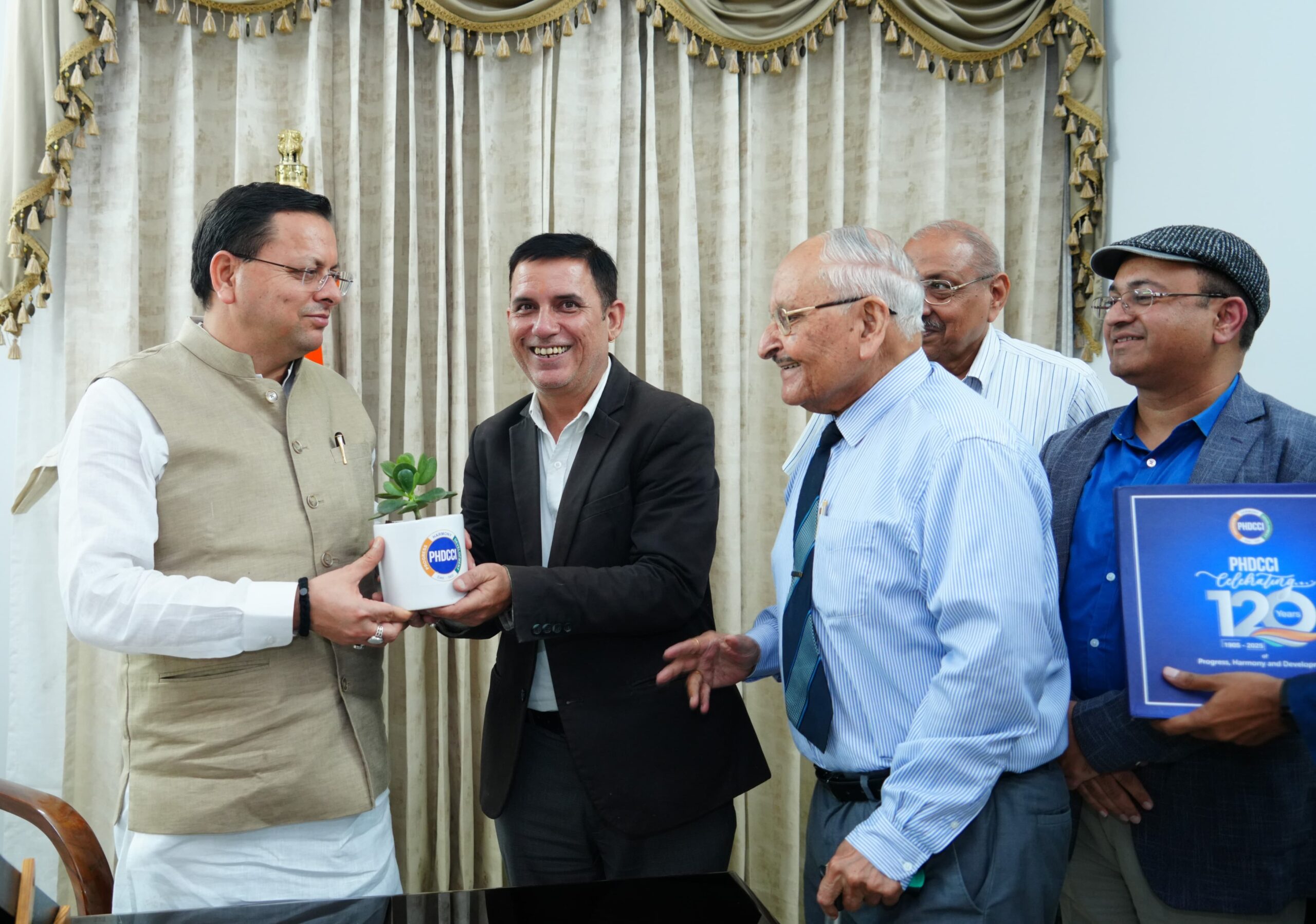 मुख्यमंत्री पुष्कर धामी से भारतीय मानक ब्यूरो के अधिकारियों ने की मुलाकात