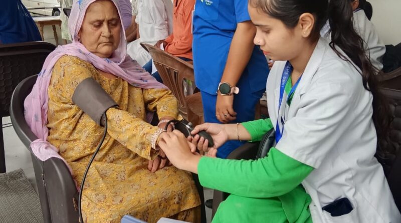 श्री महंत इन्दिरेश अस्पताल के निःशुल्क स्वास्थ्य शिविर में  सहसपुर के 185 ग्रामीण रोगियों ने बढ़चढ़ कर उठाया मेडिकल कैंप का लाभ, विशेषज्ञ चिकित्सकों ने दिया परामर्श