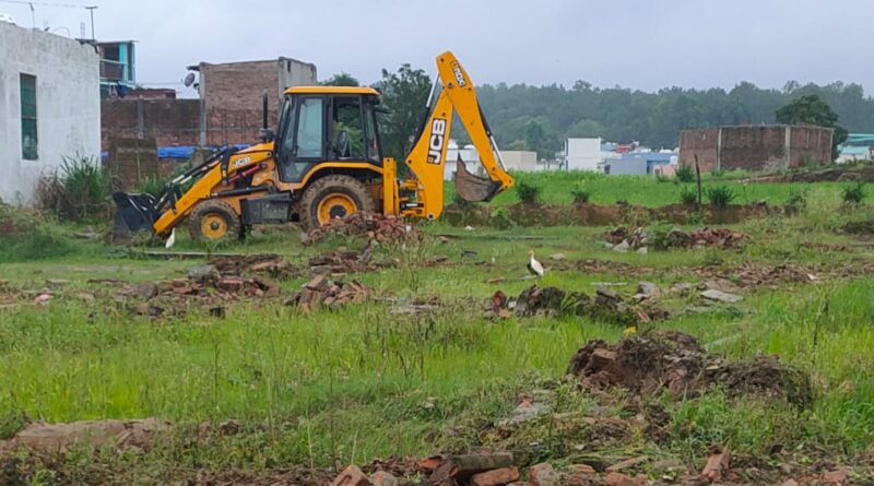 बीस बीघा अवैध प्लाटिंग पर चला मसूरी देहरादून विकास प्राधिकरण का पीला पंजा, अवैध निर्माण भी किया सील