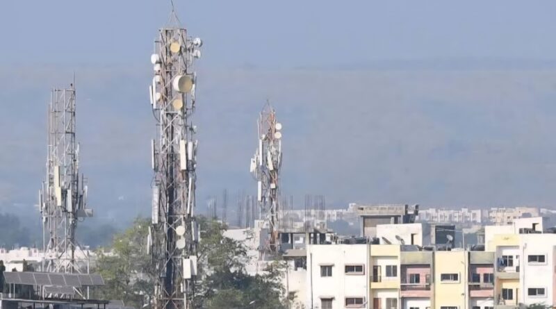 मुख्यमंत्री धामी के आदेश पर डीएम बंसल का बड़ा एक्शन- जिला प्रशासन ने दर्जनों Mobile Tower किए सील,बगैर अनुमति व नक्शे पंजीकरण के लगाए  गए थे टावर 