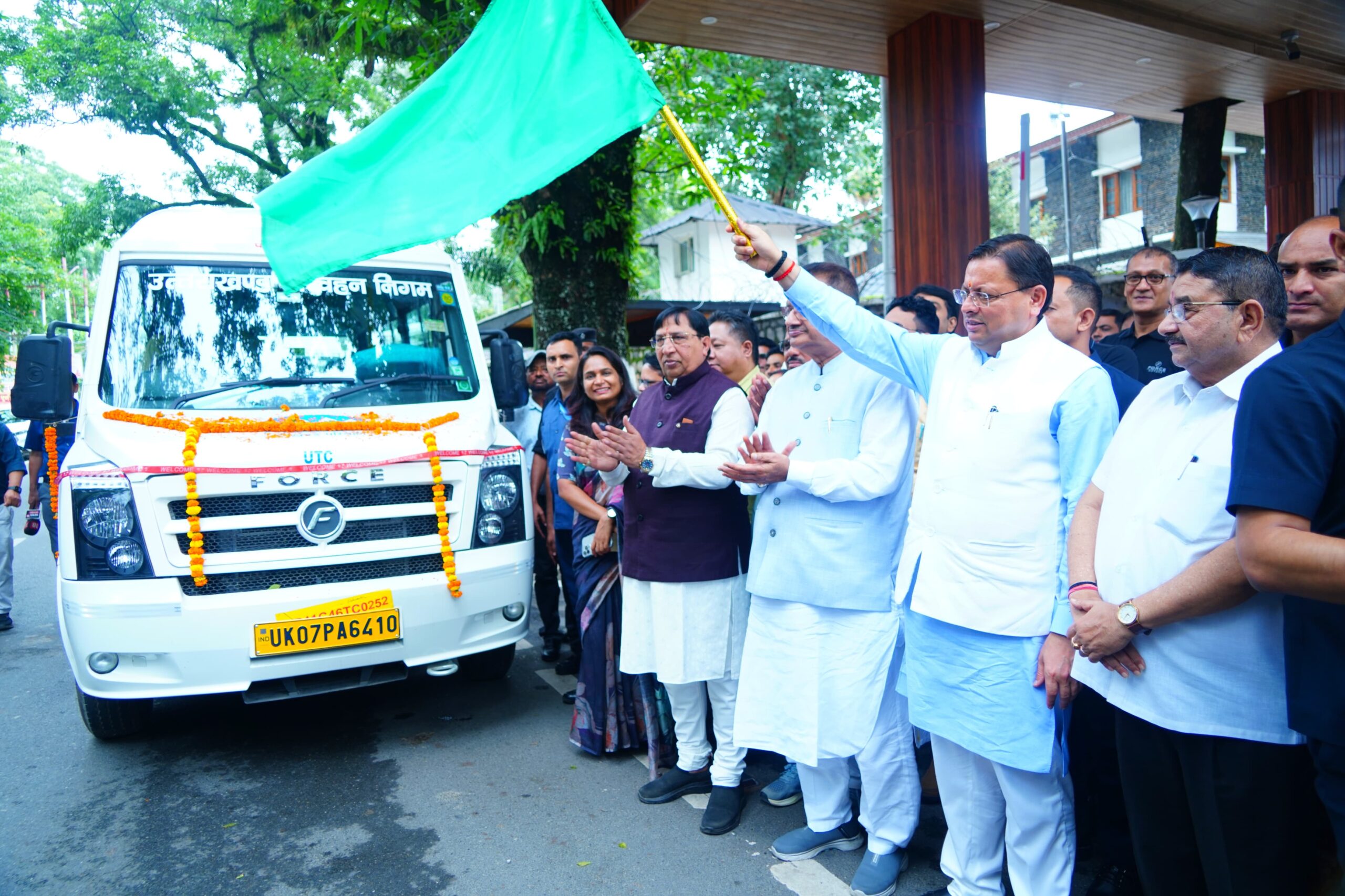 सीएम पुष्कर धामी ने  उत्तराखण्ड परिवहन निगम की संचालित  20 नई वातानुकूलित यूटीसी मिनी (टैम्पो ट्रेवलर) का किया फ्लैग ऑफ