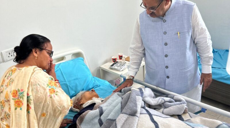 कृषि मंत्री जोशी ने जाना राॅटविलर कुत्तों के हमले में गम्भीर घायल महिला का हाल, चिकित्सकों से ली इलाज के बारे में जानकारी