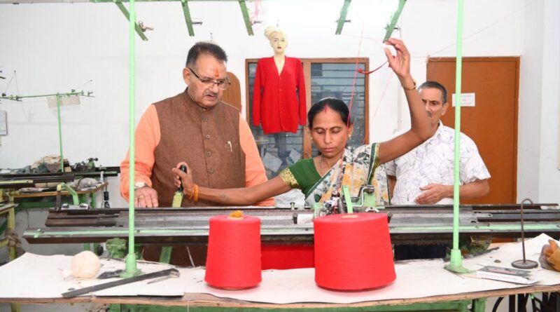 ग्राम्य विकास मंत्री ने किया भारतीय ग्रामोत्थान संस्था के कार्यालय का निरीक्षण, कहा – महिलाओं के हुनर को मंच देना हमारी प्राथमिकता