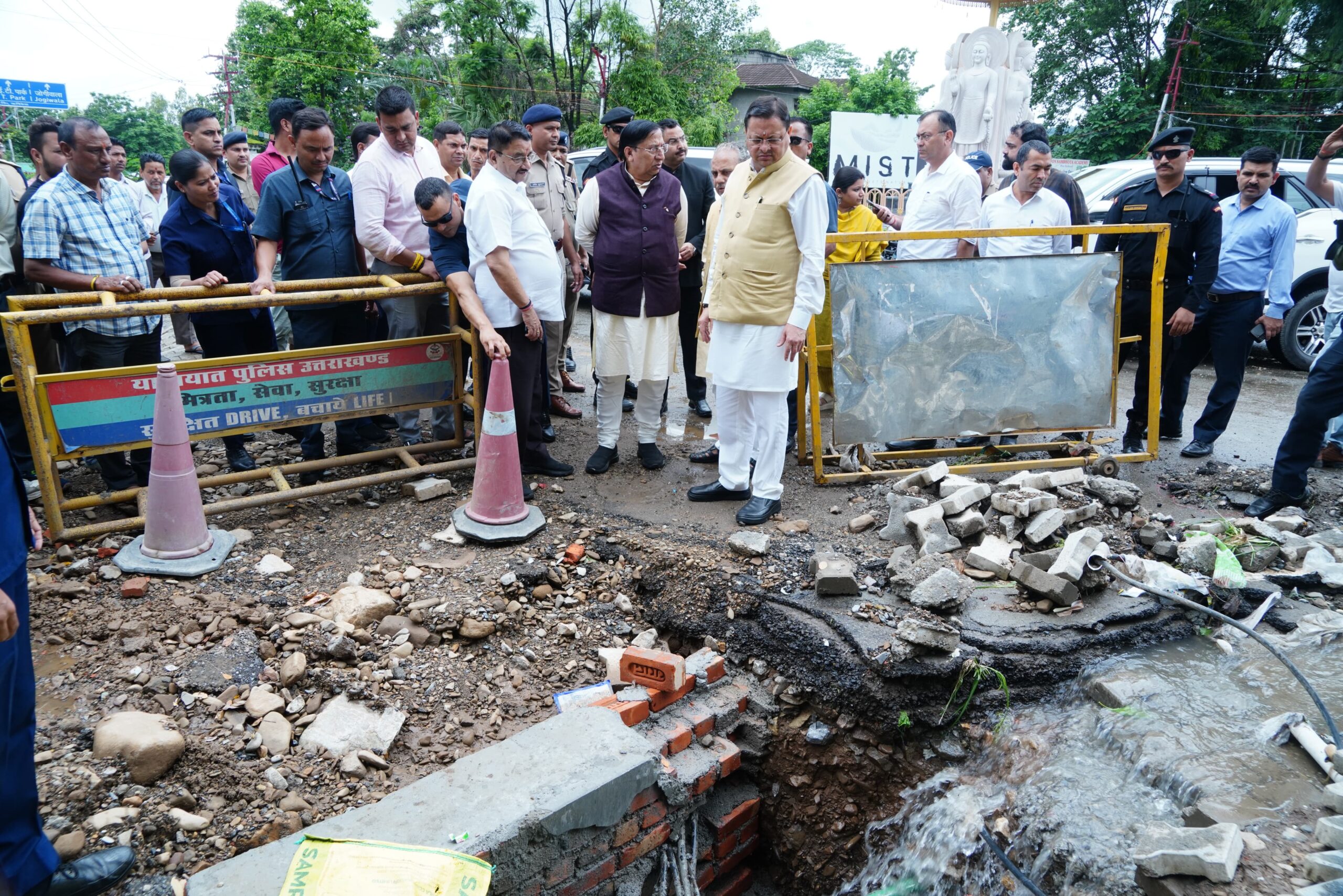 मुख्यमंत्री पुष्कर धामी ने  रायपुर विधानसभा में भारी बारिश से प्रभावित क्षेत्रों का लिया जायजा, लोगों की समस्याओं को सुना , हर संभव मदद का दिलाया भरोसा