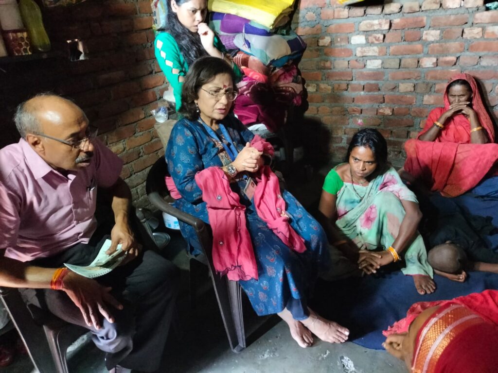 बाल आयोग अध्यक्ष डॉ गीता खन्ना पहुंची डोईवाला, स्क्रीनिंग प्लांट में मृत मिली बालिका के परिजनों से की मुलाकात, केस की पारदर्शिता से जांच के साथ ही हर संभव मदद का दिलाया भरोसा