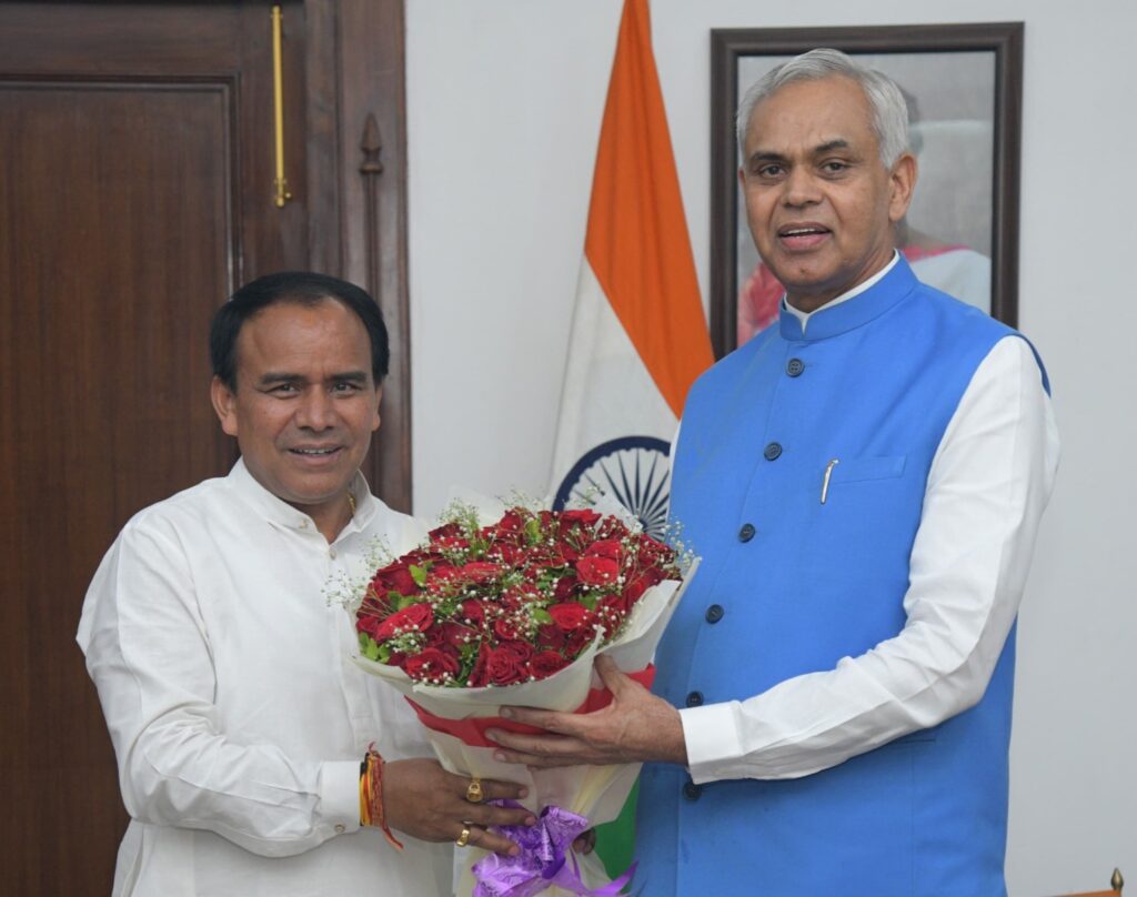 गुजरात के राज्यपाल से मिले कैबिनेट मंत्री डॉ रावत, उत्तराखंड में होने वाले सहकारिता मेलों के शुभारंभ का दिया आमंत्रण