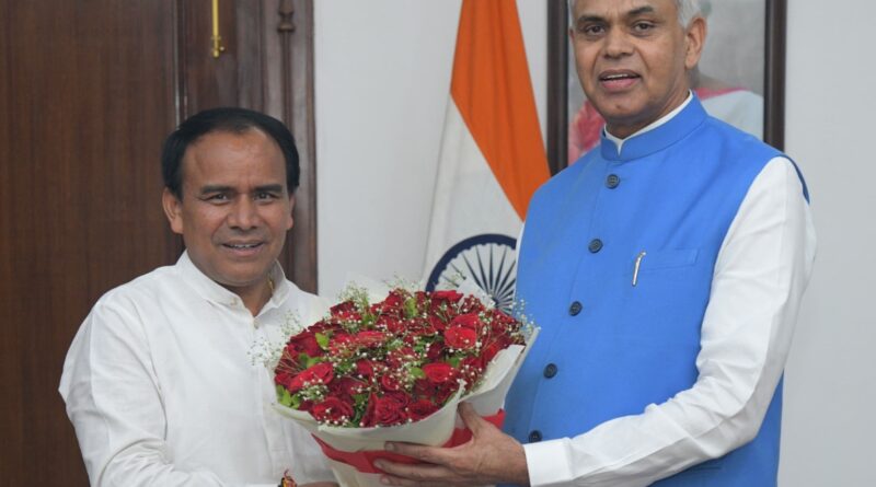 गुजरात के राज्यपाल से मिले कैबिनेट मंत्री डॉ रावत, उत्तराखंड में होने वाले सहकारिता मेलों के शुभारंभ का दिया आमंत्रण