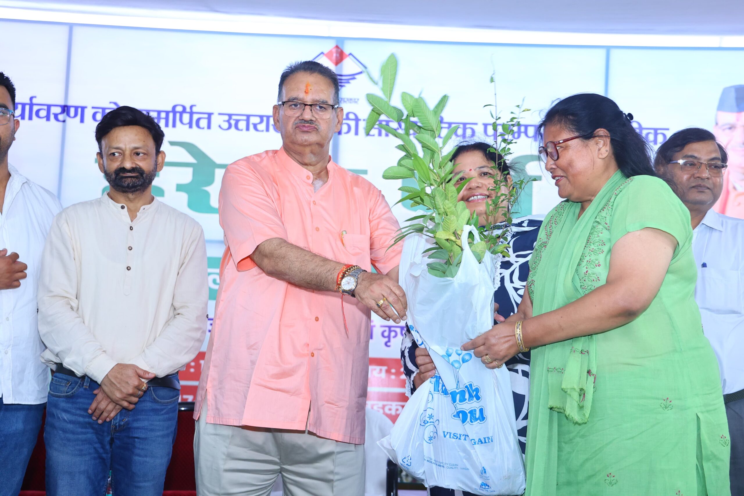 कृषि मंत्री जोशी ने किया फलदार पौधों का वितरण- कहा – हरेला पर्व उत्तराखण्ड की सांस्कृतिक पहचान के साथ-साथ पर्यावरण संरक्षण का भी प्रतीक