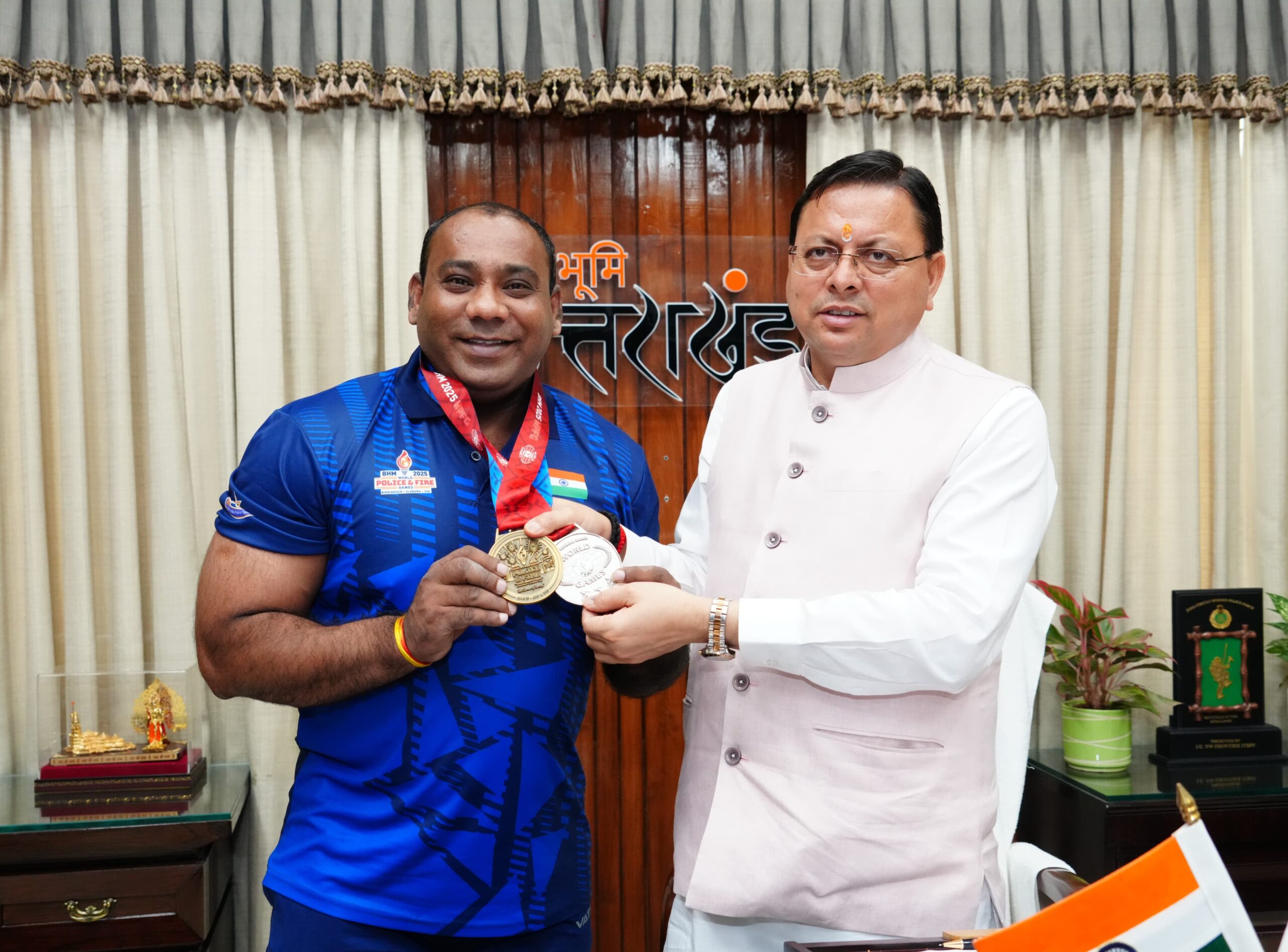 सीएम धामी से अमेरिका में वर्ल्ड पुलिस एवं फायर गेम्स में रजत व कांस्य पदक विजेता  पावर लिफ्टर मुकेश पाल ने की मुलाकात 