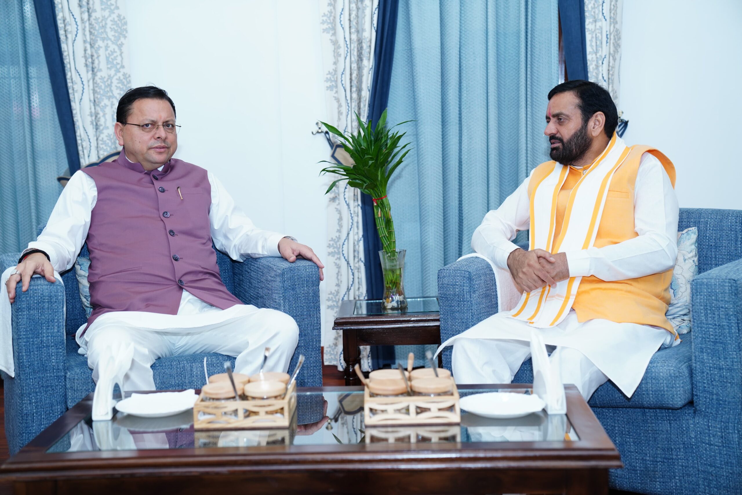 मुख्यमंत्री पुष्कर धामी से की मुलाकात हरियाणा के सीएम नायब सैनी ने मुलाकात