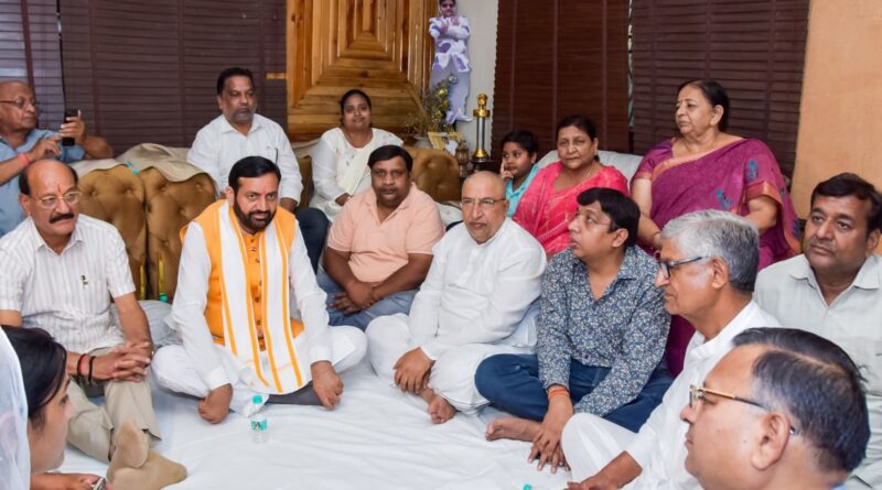 हरियाणा के सीएम नायाब सैनी डॉ नरेश बंसल के आवास पहुंचे,राज्यसभा सांसद की माता के निधन पर जताया शोक