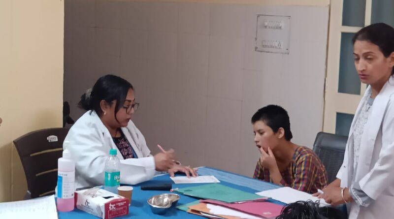 श्री महंत इन्दिरेश अस्पताल के डाॅक्टरों ने जांचा नारी निकेतन की संवासिनियों का स्वास्थ्य