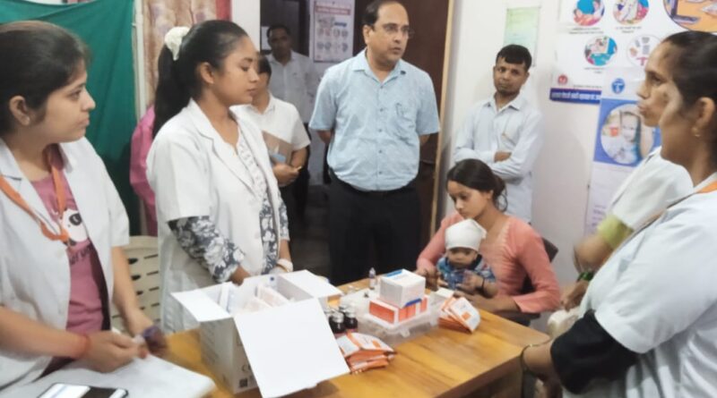 यूपीएचसी रीठामंडी के औचक निरीक्षण पर पहुंचे सीएमओ डॉ शर्मा,केंद्र में तैनात चिकित्सा अधिकारी के बिना बताए अवकाश पर रहने से जताई नाराजगी