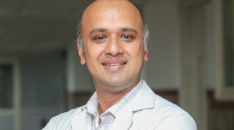 चिकित्सा जगत में एक नई मिसाल कायम – श्री महंत इन्दिरेश अस्पताल में स्टेज-3 एडवांस कोलन कैंसर की हुई सफल सर्जरी,वरिष्ठ कैंसर सर्जन डॉ.अजीत तिवारी व टीम ने 8 घंटे किया ऑपरेशन