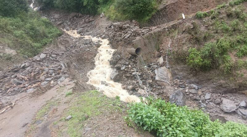 पौड़ी में भारी बारिश के चलते सड़कों पर कई जगह लैंडस्लाइड, मची तबाही: बुरांसी में भू-धंसाव से दो महिलाओं की मौत, थलीसैंण में पांच मजदूर लापता, तलाश जारी