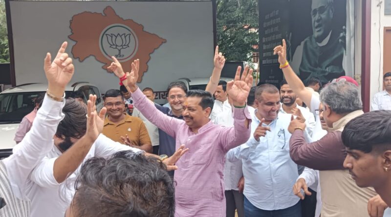 उत्तराखंड पंचायत चुनाव में मिली बंपर जीत पर जश्न में डूबे भाजपाई , ढोल नगाड़ों की थाप पर जमकर थिरके