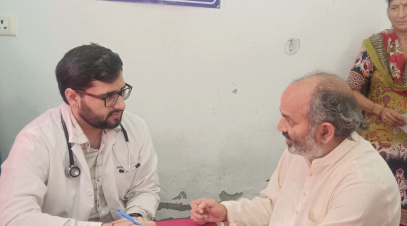 श्री महंत इन्दिरेश अस्पताल ने बालाजी फाउन्डेशन के तत्वाधान में किया स्वास्थ्य शिविर का आयोजन, सैकड़ों मरीज पहुंचे