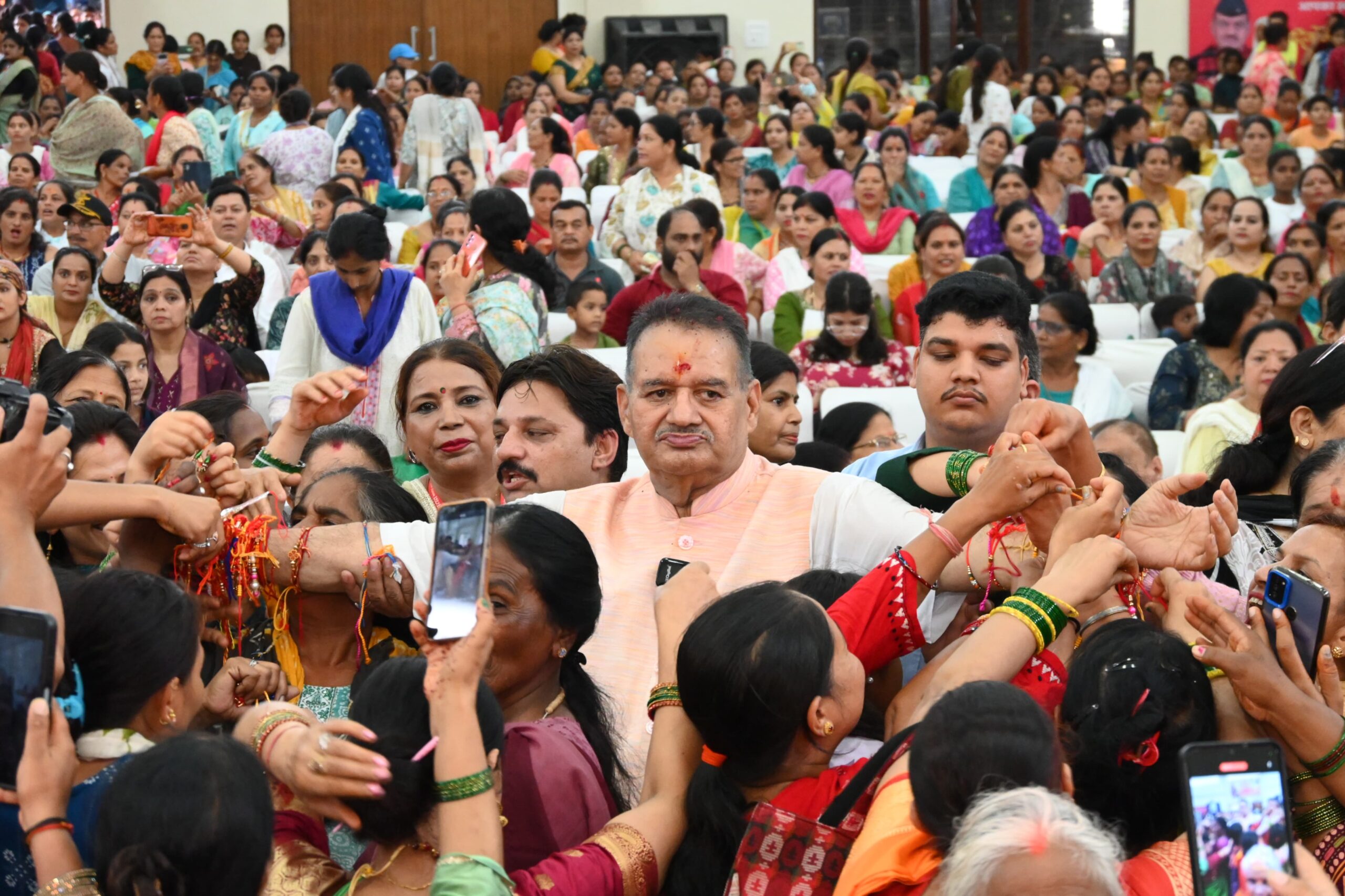 कृषि मंत्री जोशी को 15 हजार से अधिक बहनों ने बांधा रक्षा सूत्र, भावुक होकर कहा – “मैं केवल मंत्री नहीं, एक भाई भी हूं