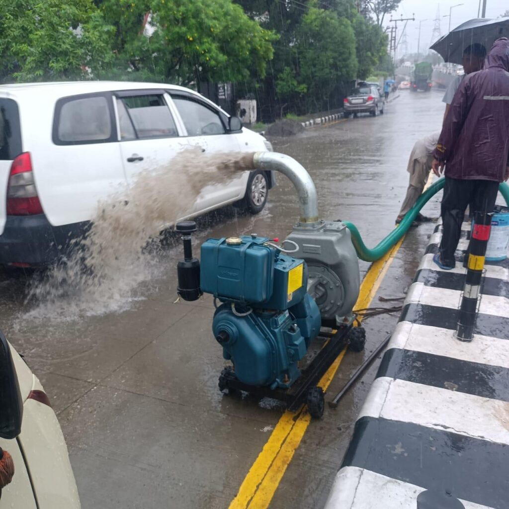 नगर निगम ने जल भराव की समस्या दूर करने को तैनात किए 12 डीवाटरिंग पम्प , मुख्य मार्गो पर 15 मिनट के अंदर पानी को किया जा रहा साफ