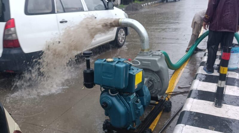 नगर निगम ने जल भराव की समस्या दूर करने को तैनात किए 12 डीवाटरिंग पम्प , मुख्य मार्गो पर 15 मिनट के अंदर पानी को किया जा रहा साफ