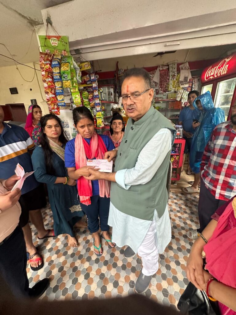 भारी बारिश से प्रभावित दून विहार और नीलकंठ विहार क्षेत्र का कैबिनेट मंत्री जोशी ने लिया जायजा, पीड़ितों को राहत राशि के चैक किए वितरित