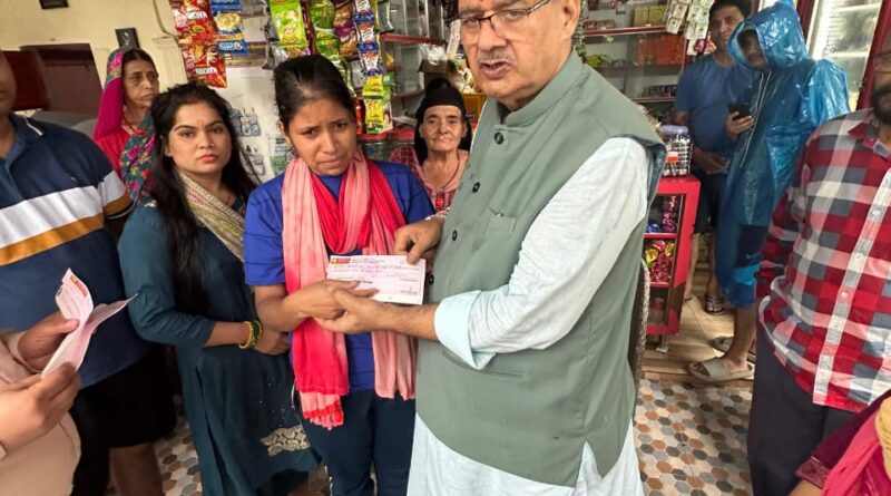 भारी बारिश से प्रभावित दून विहार और नीलकंठ विहार क्षेत्र का कैबिनेट मंत्री जोशी ने लिया जायजा, पीड़ितों को राहत राशि के चैक किए वितरित