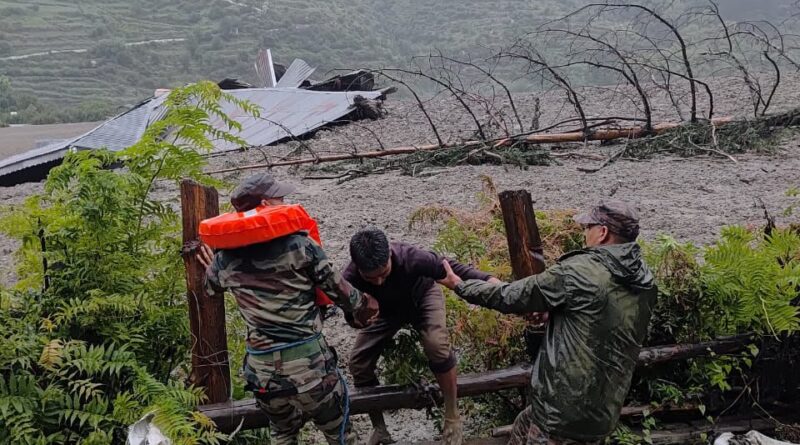 उत्तरकाशी- आपकाग्रस्त धराली में   राहत और बचाव कार्य युद्धस्तर पर जारी, 100 से ज्यादा  लोगों को सुरक्षित स्थानों पर पहुंचाया