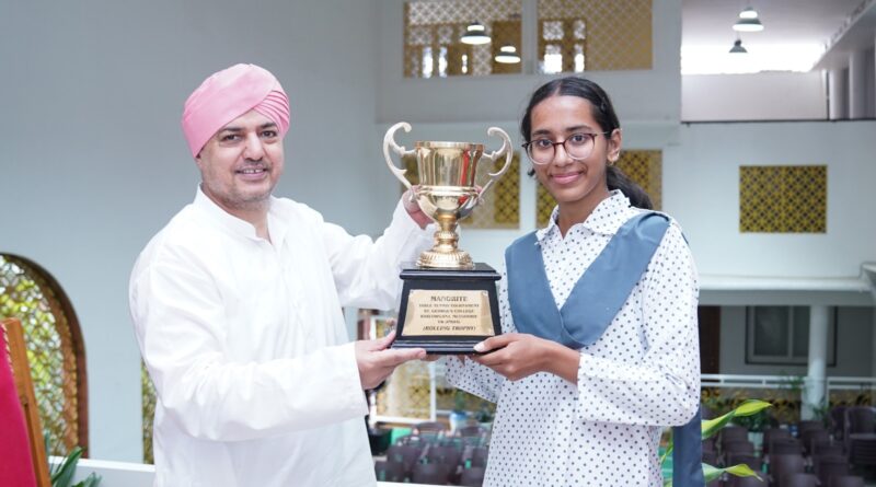 टेबल टेनिस खिलाड़ी स्तुति कुकरेती की प्रतिभा को श्री गुरु राम राय विश्वविद्यालय ने किया सम्मानित,  महाराज ने 25000/-  का चेक किया प्रदान 