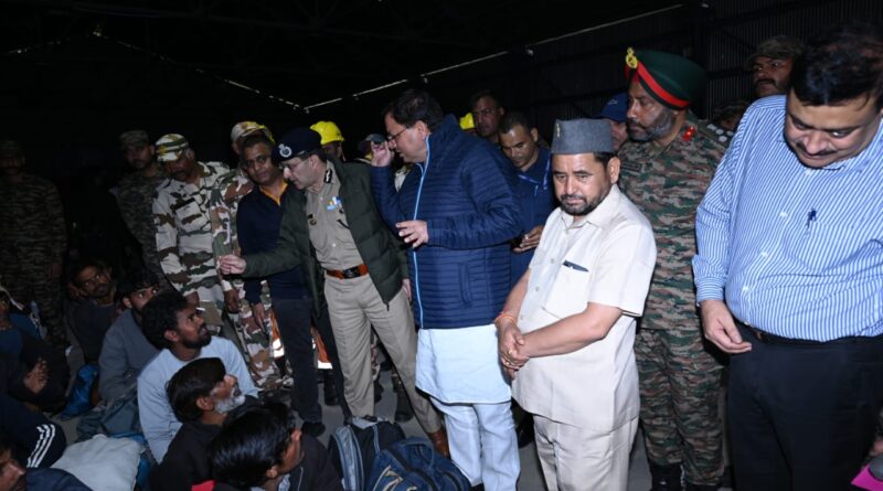 आपदा प्रभावित धराली क्षेत्र में  राहत और बचाव अभियान युद्धस्तर पर जारी, 3 दिन से सीएम धामी कर रहे प्रवास , पल-पल की ले रहे अपडेट,  हेलीकॉप्टर से  राहत सामग्री की खेप रवाना करवाई