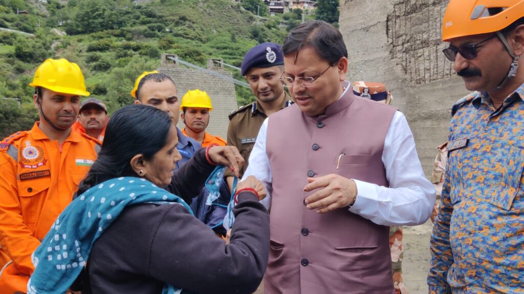 बहन ने निभाया धर्म, सीएम ने स्नेह से स्वीकारा- और जब कुछ ना मिला तो गुजरात की धनगौरी बरौलिया ने अपने दुपट्टे के टुकड़े से मुख्यमंत्री धामी को बांध दी राखी, रेस्क्यू ऑपरेशन को सराहा, दी दुआएं 