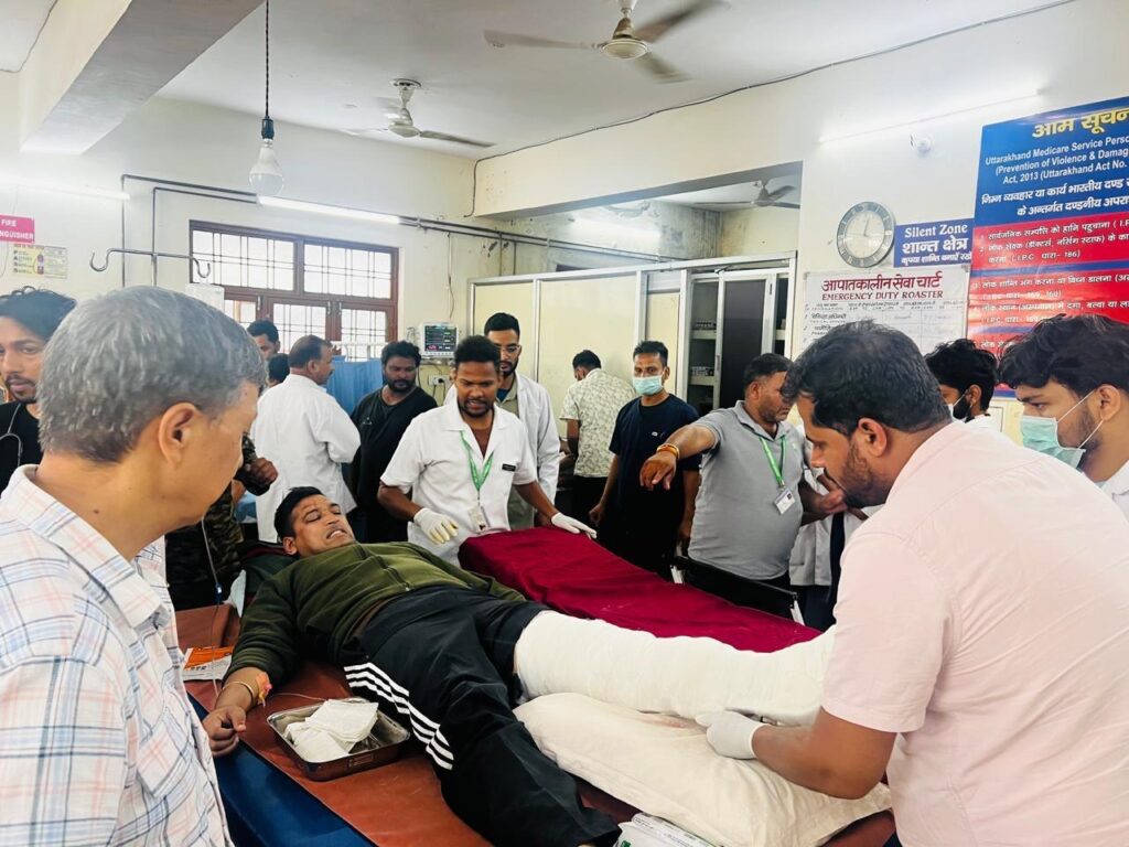 धराली से गंगोत्री तक तैनात हैं स्वास्थ्य के सिपाही, हर गांव तक पहुंचीं चिकित्सा टीमें,  आपदा प्रभावितों व यात्रियों दी जा रही  24 घंटे चिकित्सा सुविधाएं