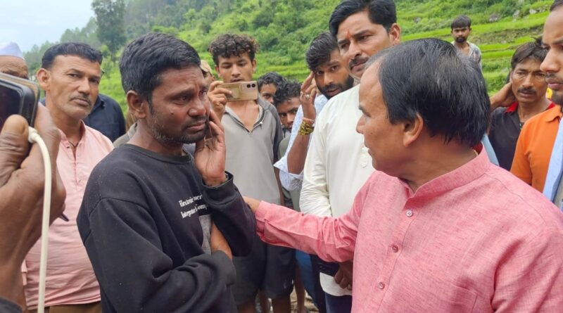 थलीसैण के आपदाग्रस्त क्षेत्र चौथान पहुंचे कैबिनेट मंत्री डॉ. धन सिंह रावत ,पीड़ितों को बंधाया ढ़ांढस