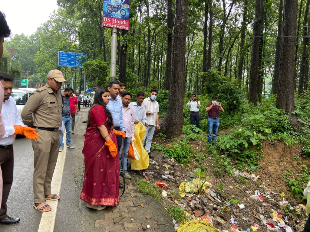 नगर निगम देहरादून ने चलाया व्यापक स्वच्छता अभियान , महापौर सौरभ थपलियाल व नगर आयुक्त नमामि बंसल ने लोगों को किया सफाई के प्रति प्रेरित