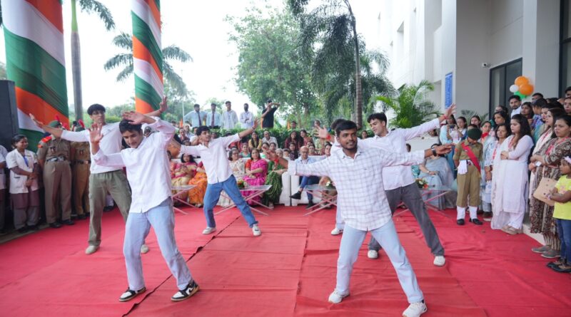 एसजीआरआर में विश्वविद्यालय में रही जश्न -ए-आजादी की धूम,एनसीसी कैडेट्स का मार्च पास्ट और छात्र-छात्राओं के सांस्कृतिक कार्यक्रमों ने मोहा सभी का मन