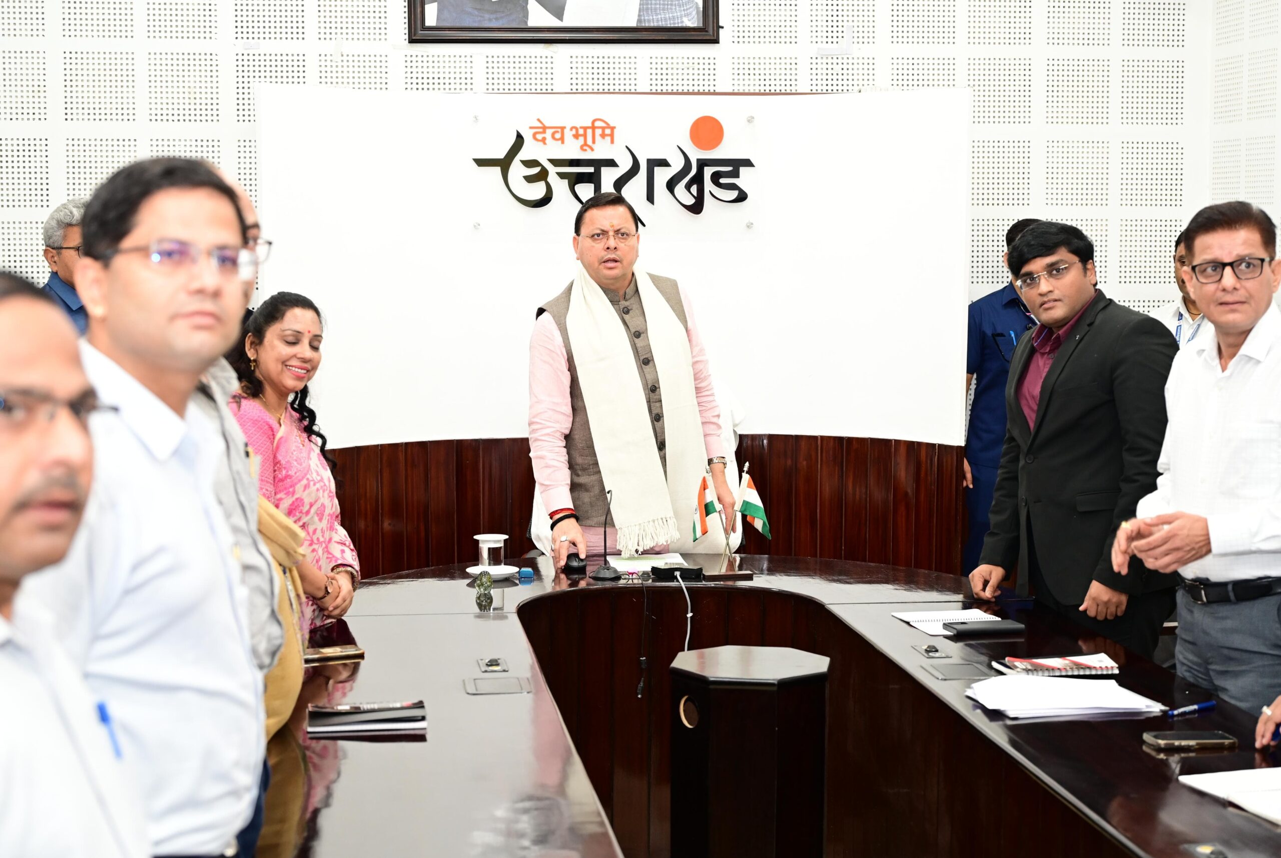 सीएम पुष्कर धामी ने कहा – श्रमिकों की विभिन्न समस्याओं के 8299 आवेदनों का किया समाधान,श्रमिकों और उद्योगों  के मध्य बेहतर समन्वय बनाने के निर्देश