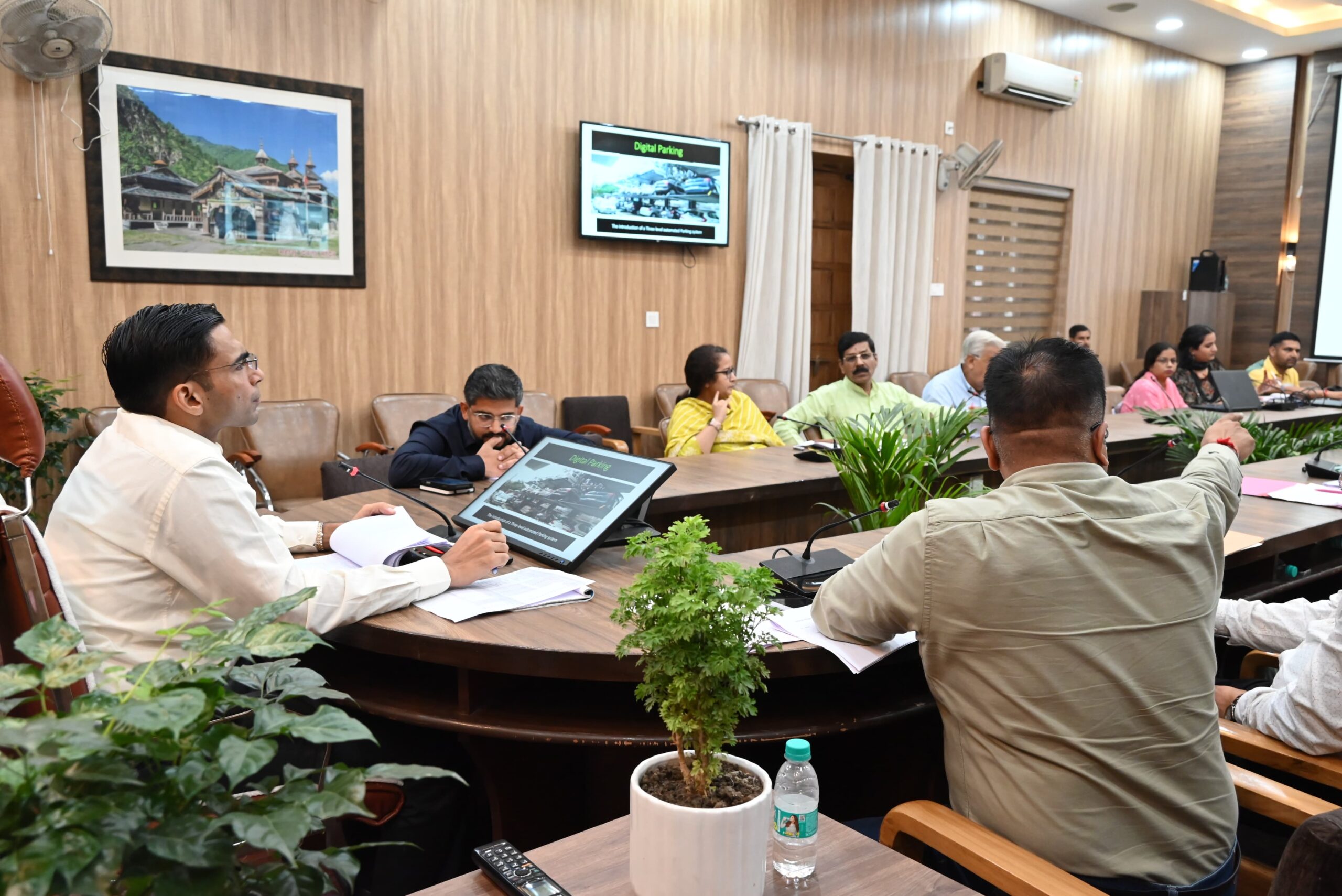 डीएम सविन बंसल की ताकीद – सुविधाओं में निजी चिकित्सालयों से कम न रहें सरकारी अस्पताल,जिले की स्वास्थ्य सेवाओ को लगातार कर रहे बेहतर