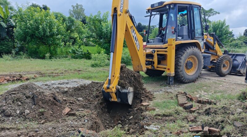 मसूरी देहरादून विकास प्राधिकरण ने 10 बीघा भूमि  अवैध प्लाॅटिंग पर चलाई जेसीबी